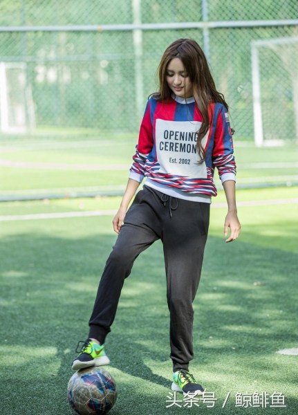 还记着她吗?曾出演《裸婚时代》,如今是足球队的美女董事长