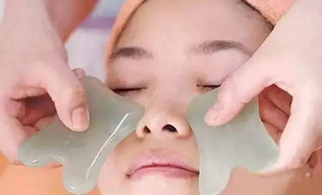 刮痧的手法技巧,刮痧刮腿的正确手法视频