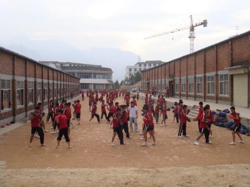 河南登封塔沟武校万人表演直播,河南郑州登封塔沟武术学校打山门