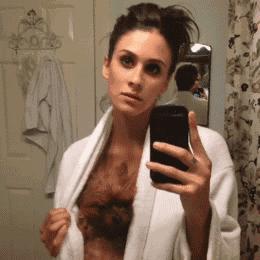 把风油精滴在眼睛里会疼吗,把风油精擦在眼眸上