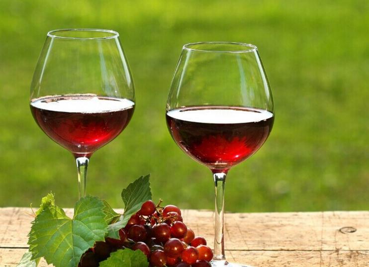 女子睡前喝红酒的好处,女性睡前喝200毫升红酒