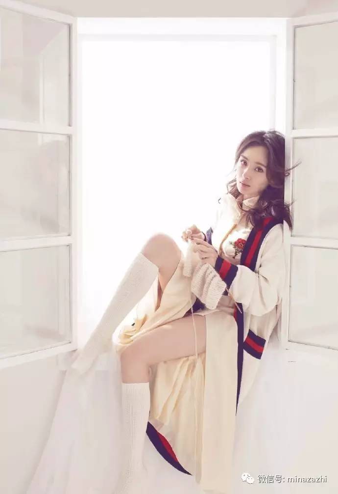 杨幂冬款lv羽绒服,杨幂冬日宽松毛衣