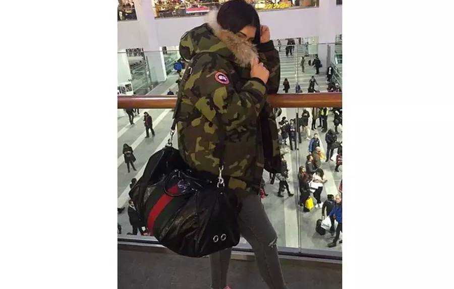 一年四季只穿一件短袖,冬天只穿一个短袖