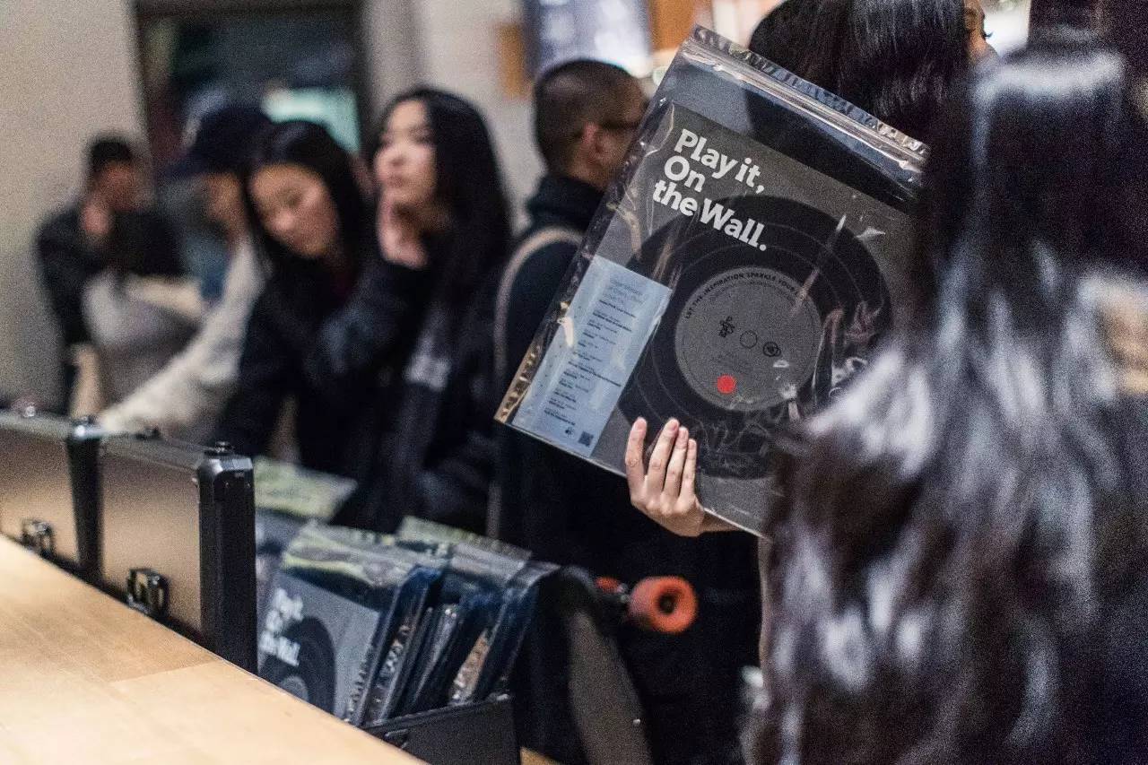 图集｜我们带着这些“黑胶唱片”和几百个好看的人，一起入侵了DOE