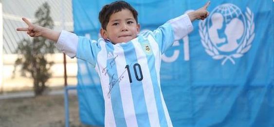 自制梅西球衣的小男孩,身穿梅西球衣的阿富汗男孩
