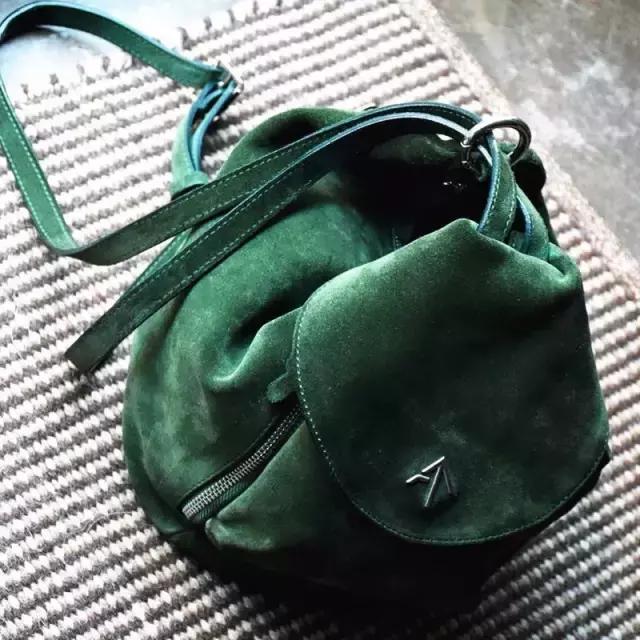 包治百病，我与时髦girl之间只差一枚“麂皮”包了！