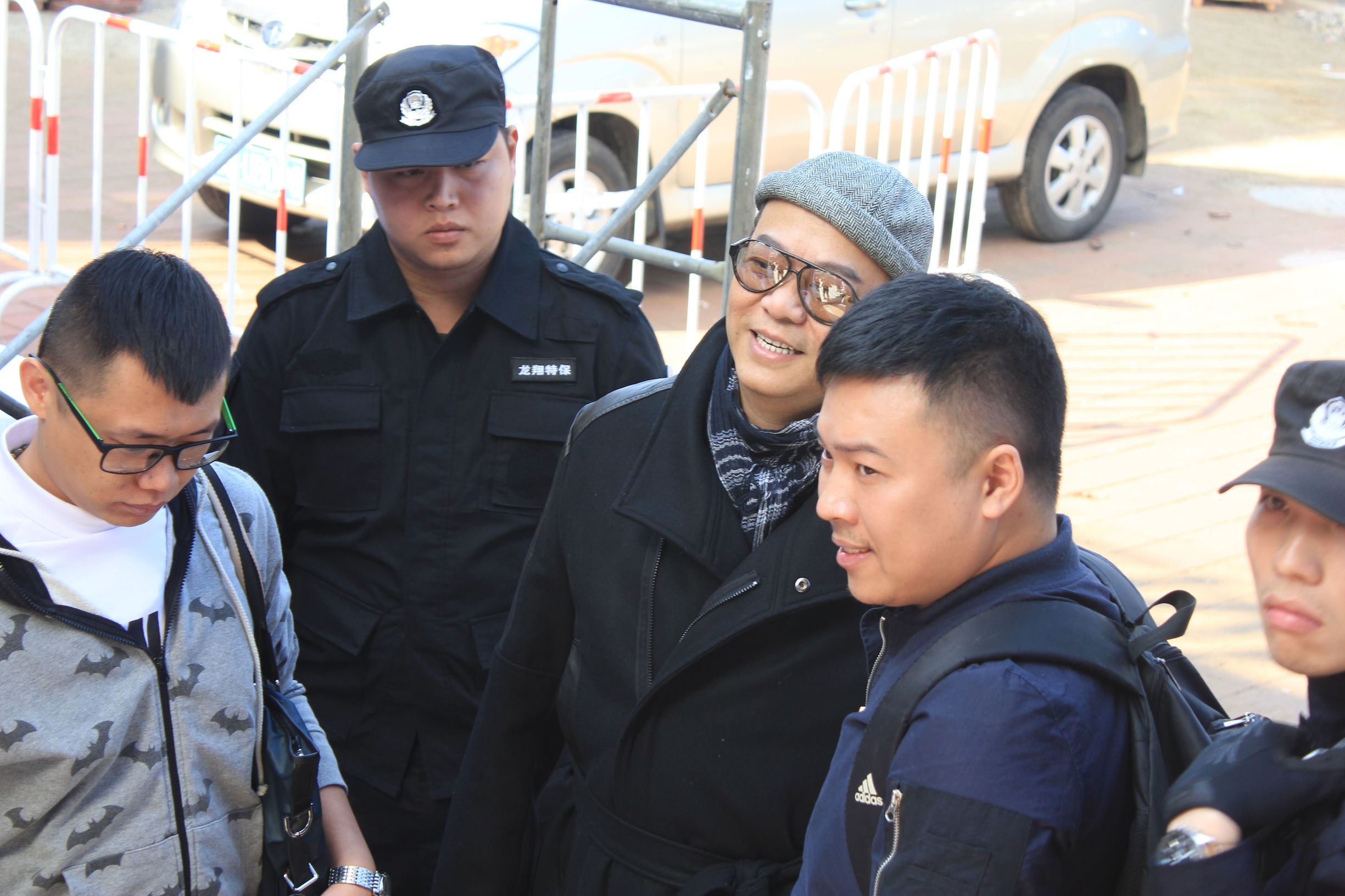 万人空巷！明星、美食、豪车，塞满柳南万达金街