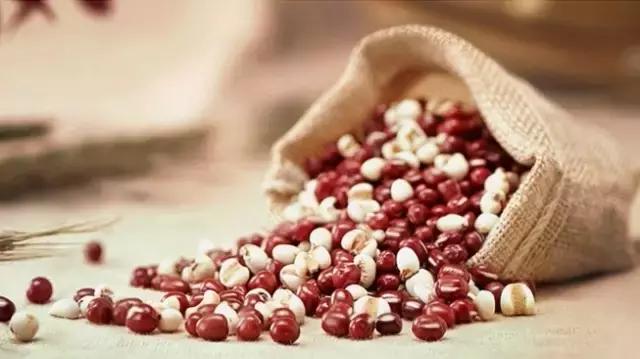 冬日就应该来碗红豆年糕汤来治愈,入秋祛湿红豆薏米粥