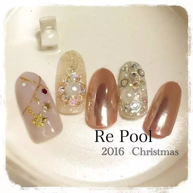 适合圣诞节的美甲你学会了吗,圣诞款美甲来啦简单的法式风