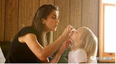 新生儿一只眼睛眼屎多还有红血丝,新生儿一只眼睛眼屎特别多怎么办