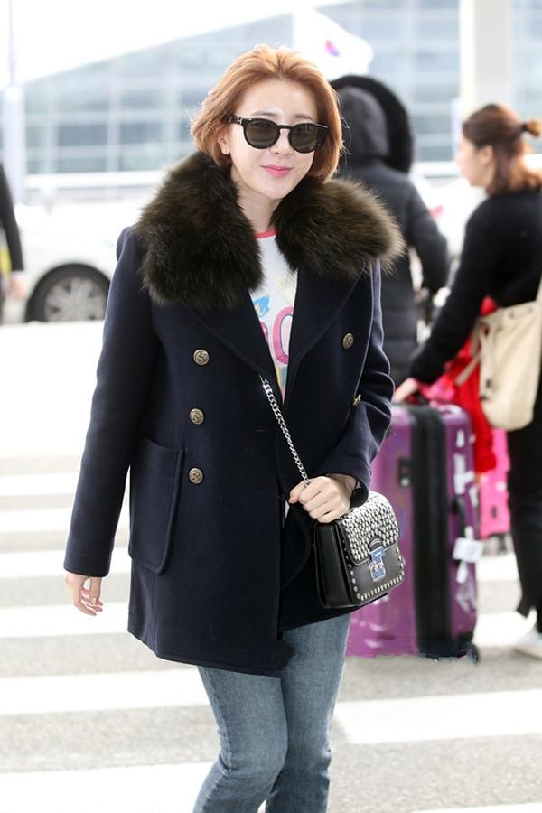 韩国女明星皮衣机场街拍,韩国女明星穿阿迪