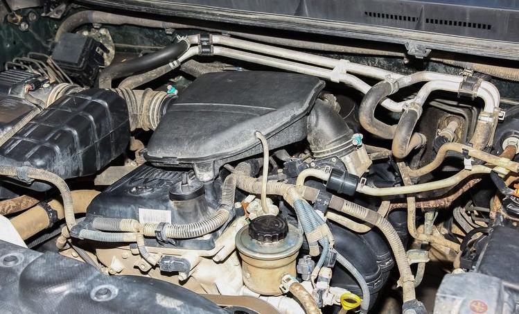 洗车能洗发动机舱吗,洗车只洗半边怎么办