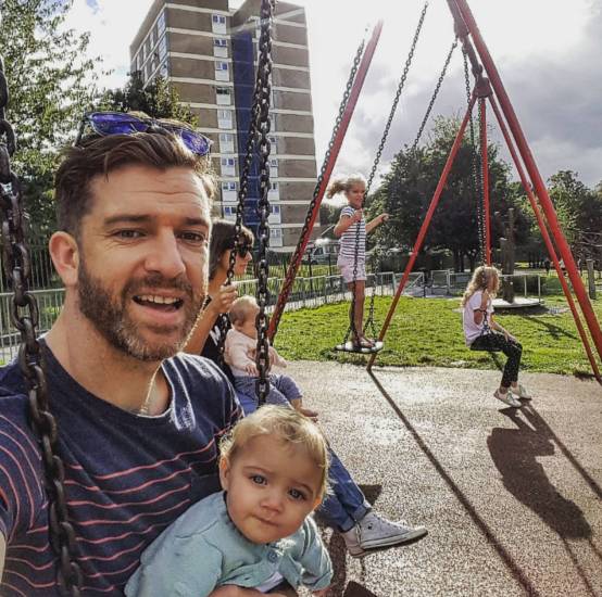 一个娃就够呛了，家有四个小公主怎么办？