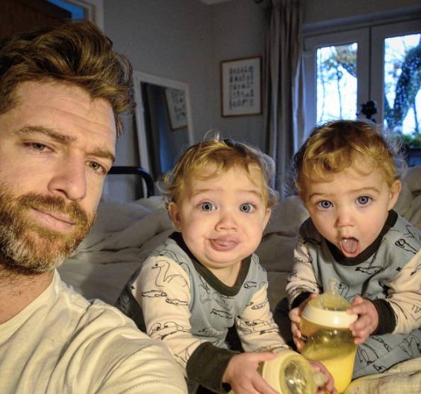 一个娃就够呛了，家有四个小公主怎么办？