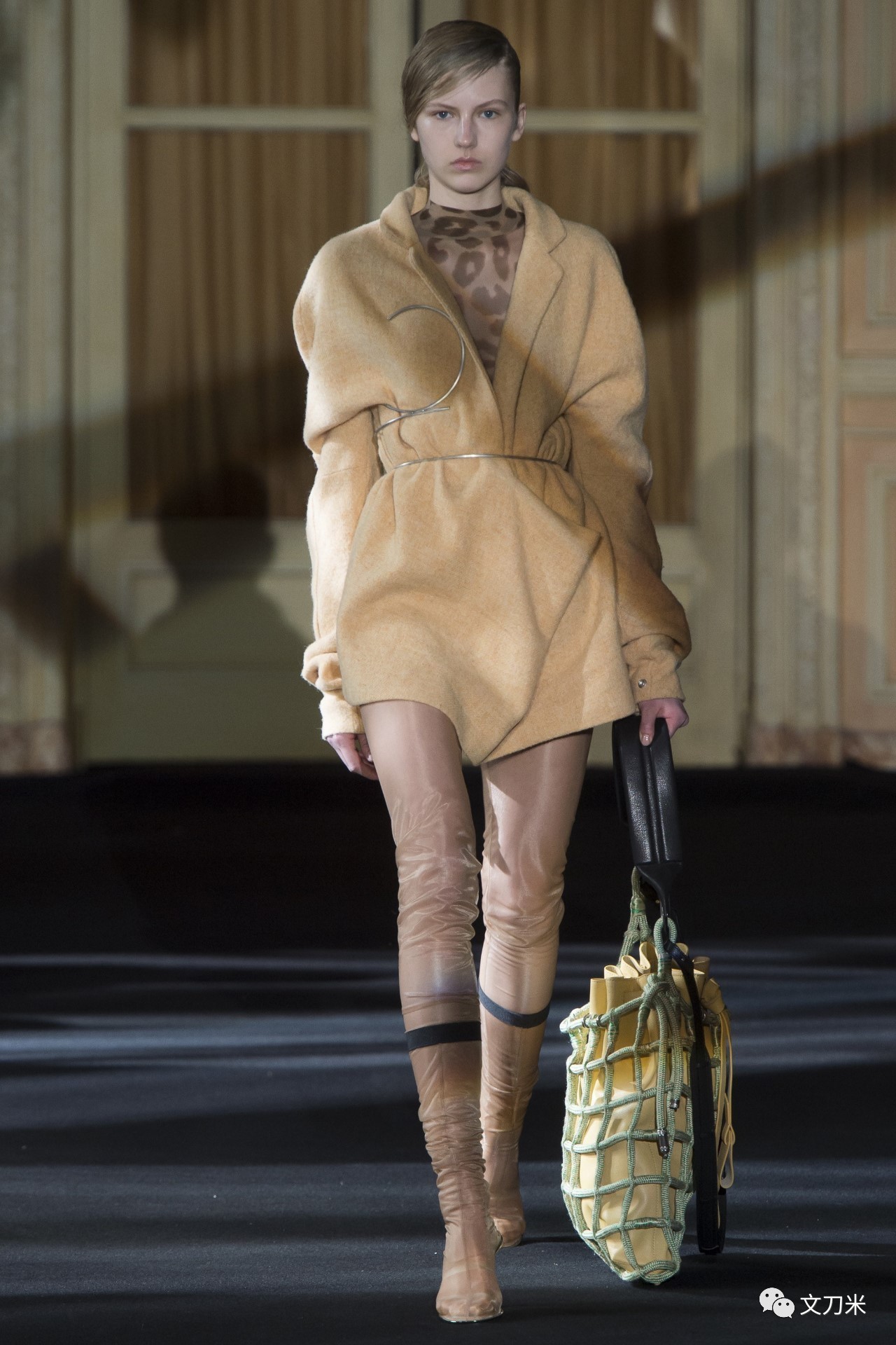 把自己每天的穿搭画出来,每天10分钟一幅速写