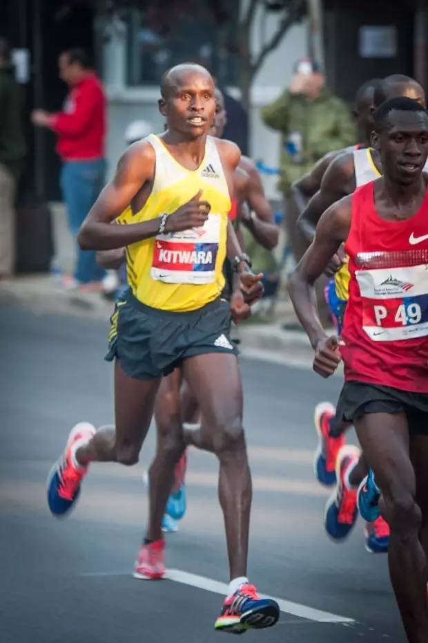 选择跑鞋内翻足和外翻足区别,选鞋不当危害