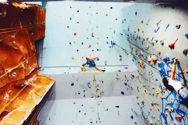 跨年哪里人少又好玩,跨年夜去酒吧好玩吗