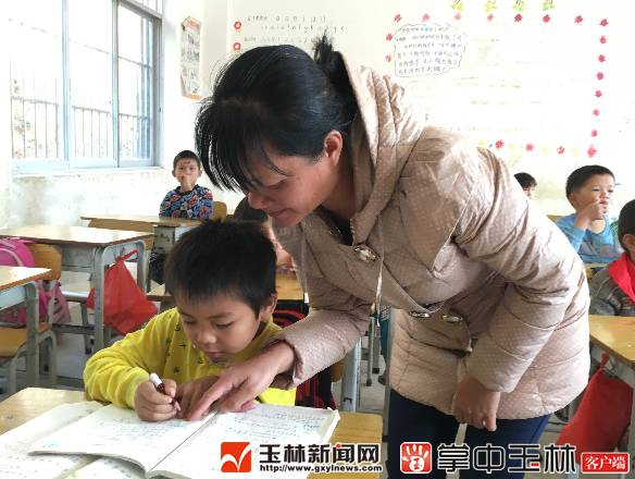 「新闻下午茶」远光灯又惹祸？玉东大道一白色轿车失控撞烂10余节护栏，致使……