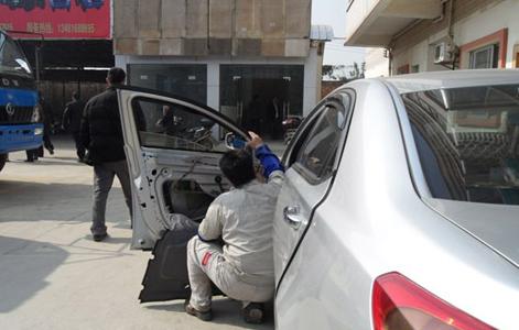 车门震动有异响咋办？机修工：幸亏来的早，以后轻点关！