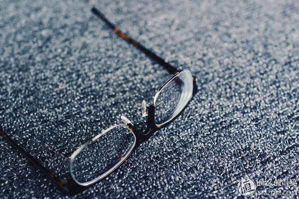 柯南戴白眼镜图片,柯南同款眼镜戴上之后能看见吗