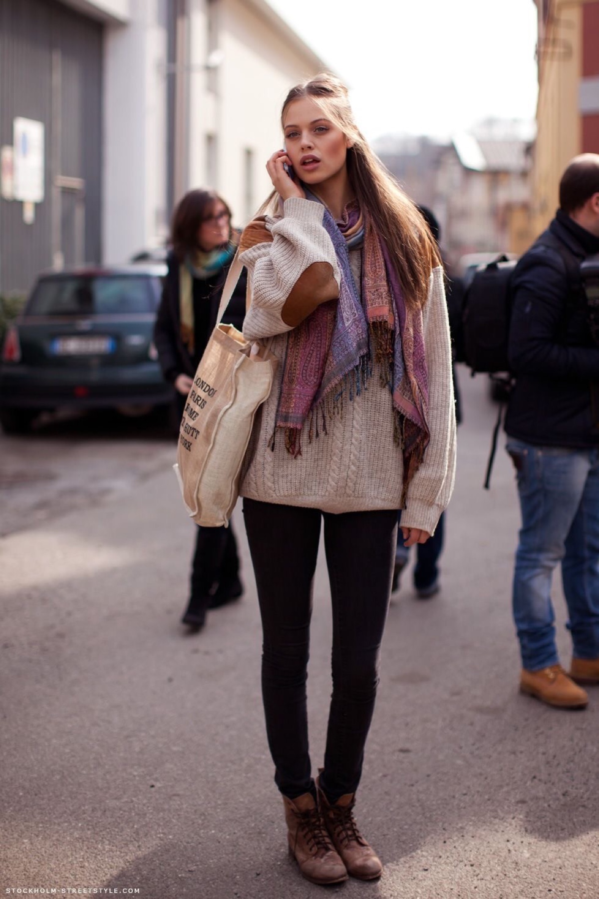 异域风情服饰不够围巾来凑,小众不撞围巾搭配