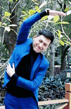 要被靳东的角色蒙蔽了双眼,他本人只有四岁,不能再多!