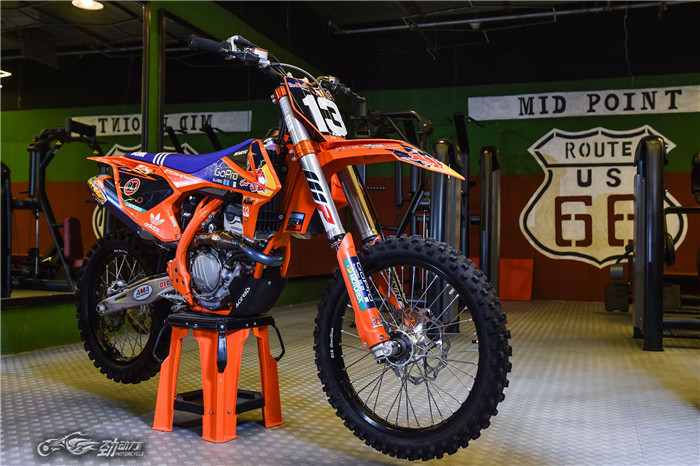 被美女瑜伽教练幸福的“折磨”着