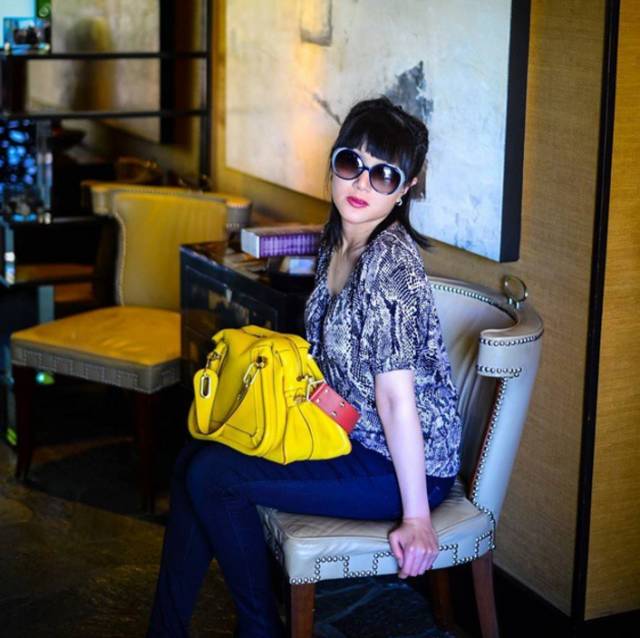 她在美国买真包、退假包，赚足百万美金，终于被警察抓住了