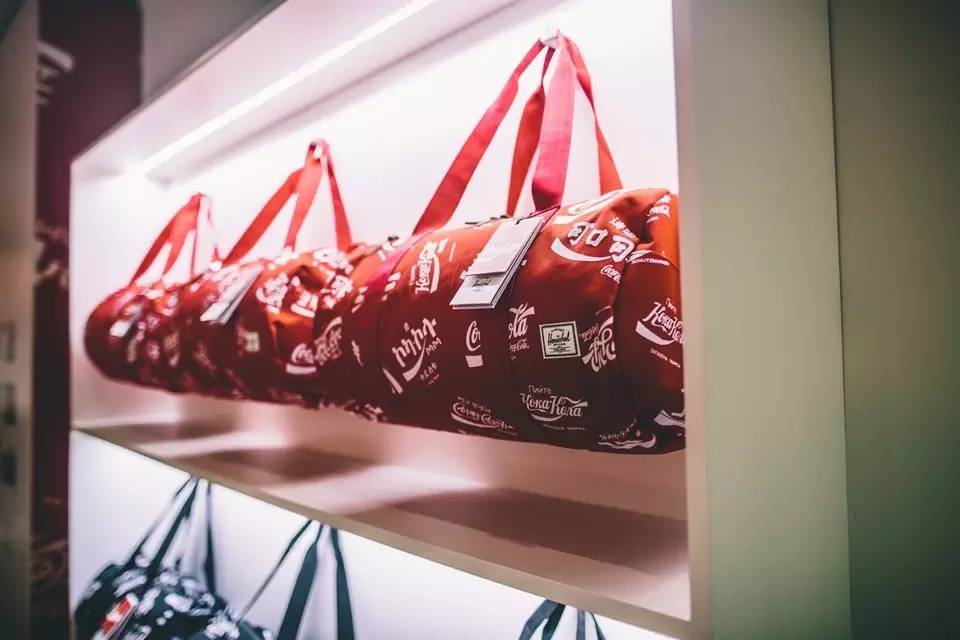 你穿“可乐”的样子真好看！细数Coca-Cola的那些聯名