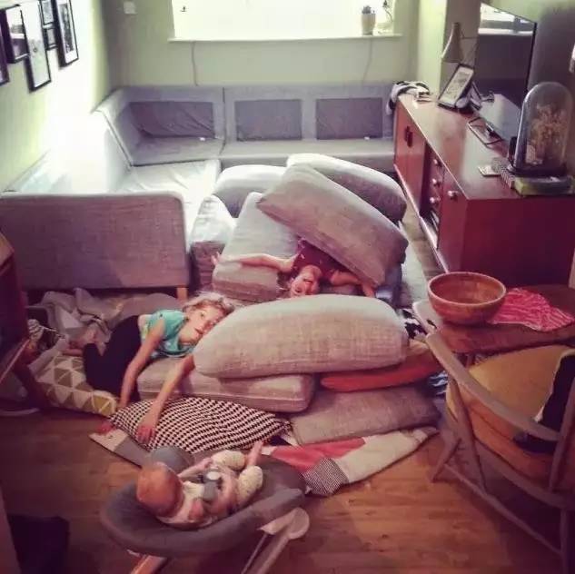 一个娃就够呛了，家有四个小公主怎么办？