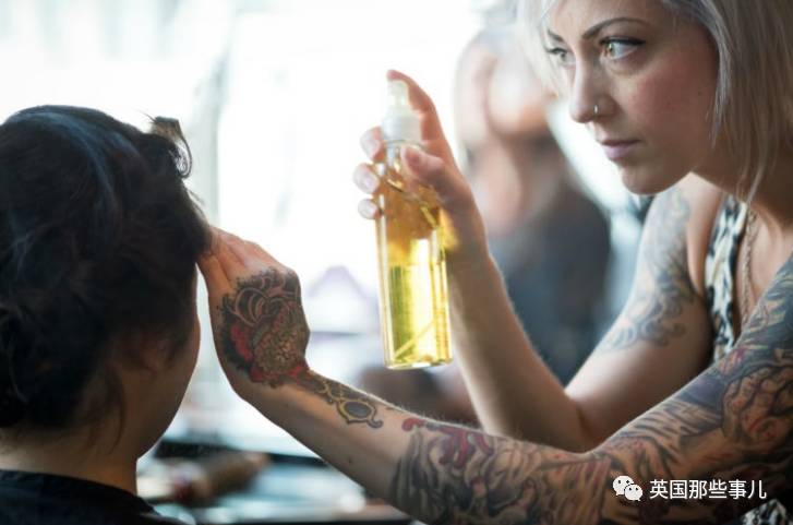 这群美发师不会向你推销会员卡,她们找你套近乎,很可能是要救你的命