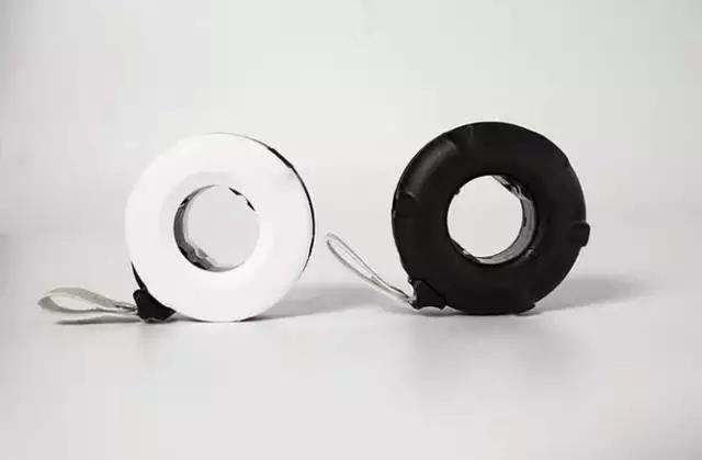 这个呆萌的甜甜圈插线板兼容各种形状插头，什么插头都能插！