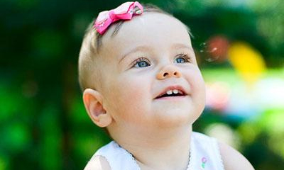 宝宝2岁还不说话只会叫人,宝宝2岁了还不会说话只会喊爸爸