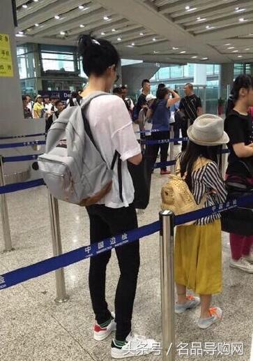 300元以上名牌女士运动鞋,300元左右的包包推荐