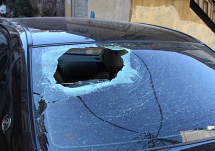 汽车玻璃被砸后怎么处理,车玻璃被撞了怎么处理
