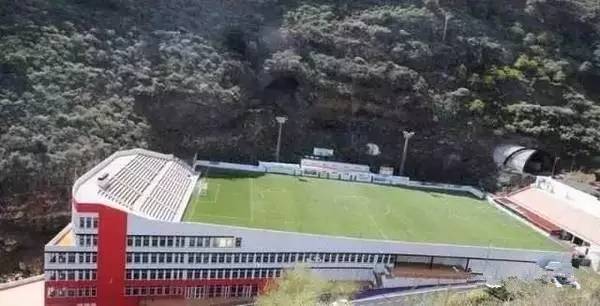 世界上最奇葩的足球场,足球场十大奇葩