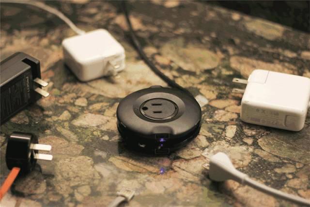 这个呆萌的甜甜圈插线板兼容各种形状插头，什么插头都能插！