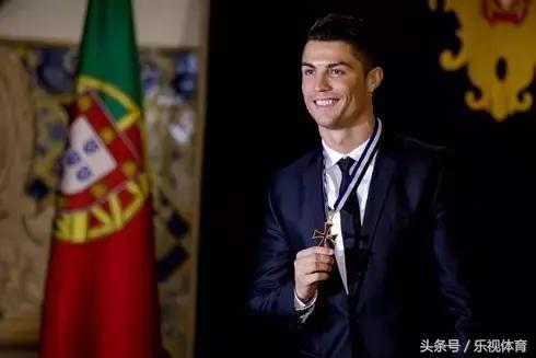 22岁的c罗获得世界足球先生第三名,c罗几次被评为世界足球先生