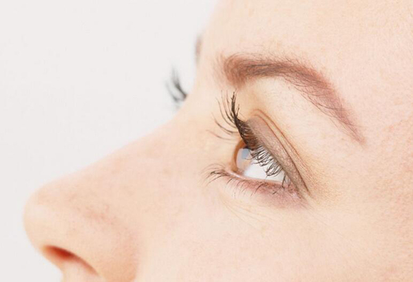 下巴和鼻子周围长痘痘,为什么鼻子周围红红的长痘痘痒