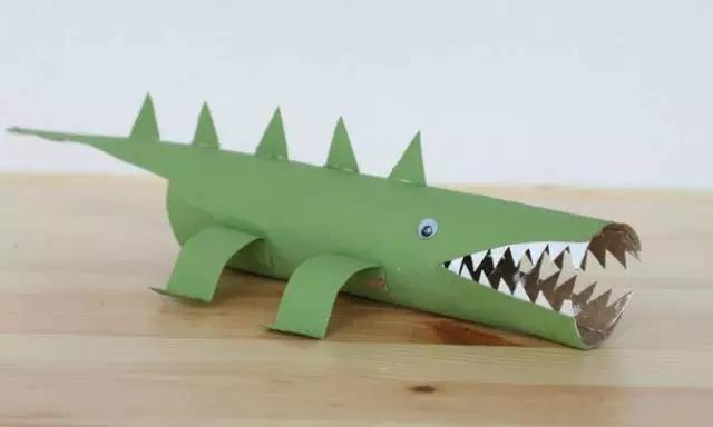 城会玩！这个妈妈卫生纸卷筒这么用，省下了一半玩具钱！