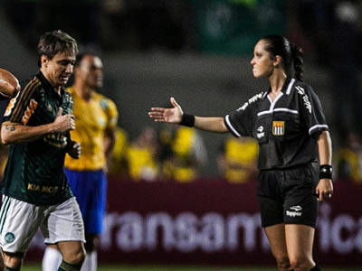 这些美女一登场，整个球场的人都暂停看球了