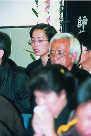 被周星驰捧红，与僵尸道长生死相恋的石榴姐，如今为何街边吃烤串