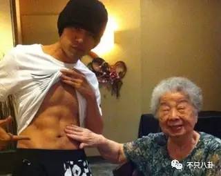 6颗蓝莓吃10分钟，无油无糖无淀粉还不能喝水，男星健身这么拼