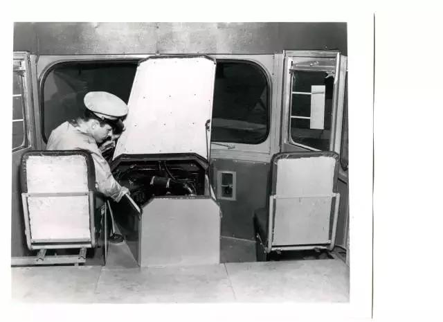 有史以来最狂放的双引擎赛车，来自巴士制造商