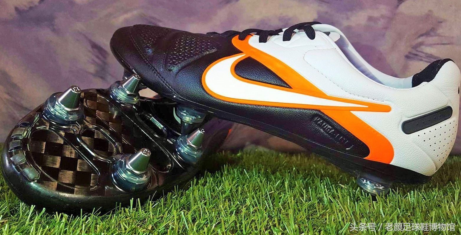 足球鞋阿迪和耐克谁更强,足球鞋耐克暗杀系列