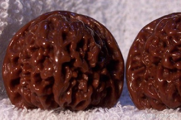 给文玩核桃上油的最佳方式,文玩核桃油的正确使用方法