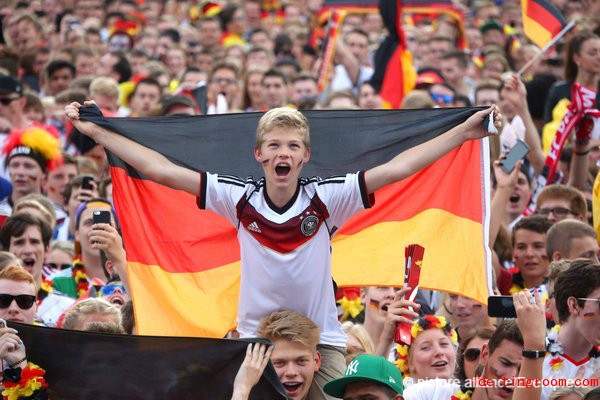 怎么在巴西领养孩子,巴西贫民窟青年想来中国踢球