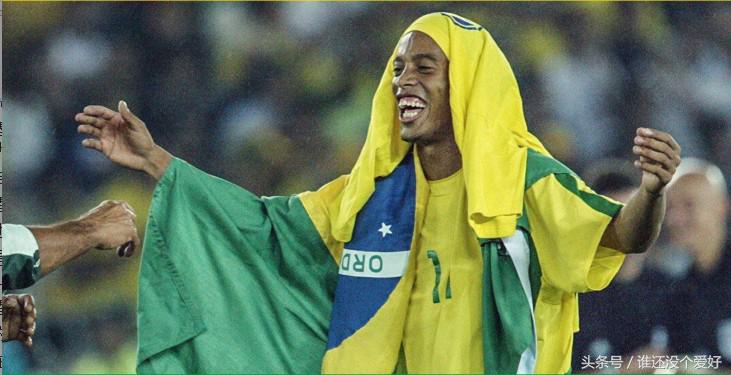 父亲留给他的“足球初衷”——罗纳尔迪尼奥球场上的快乐精灵