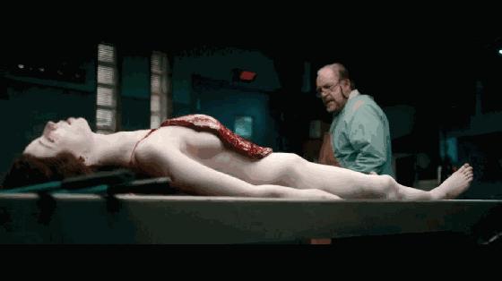 这具尸体一动不动，却制造了年度恐怖大戏！