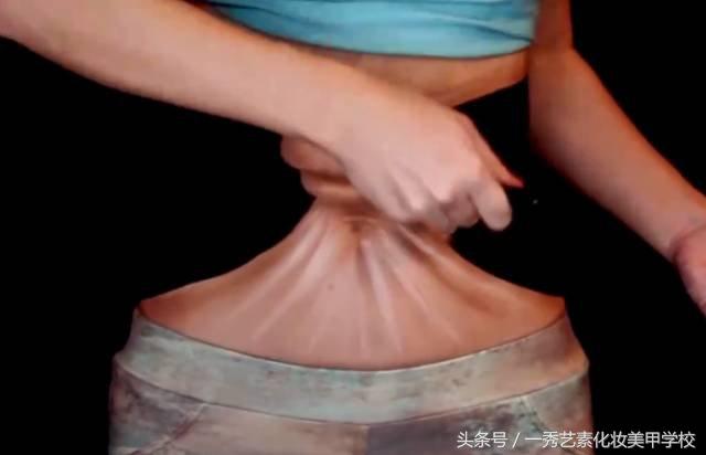 女子用化妆术“擦”掉身体，将腰打结！